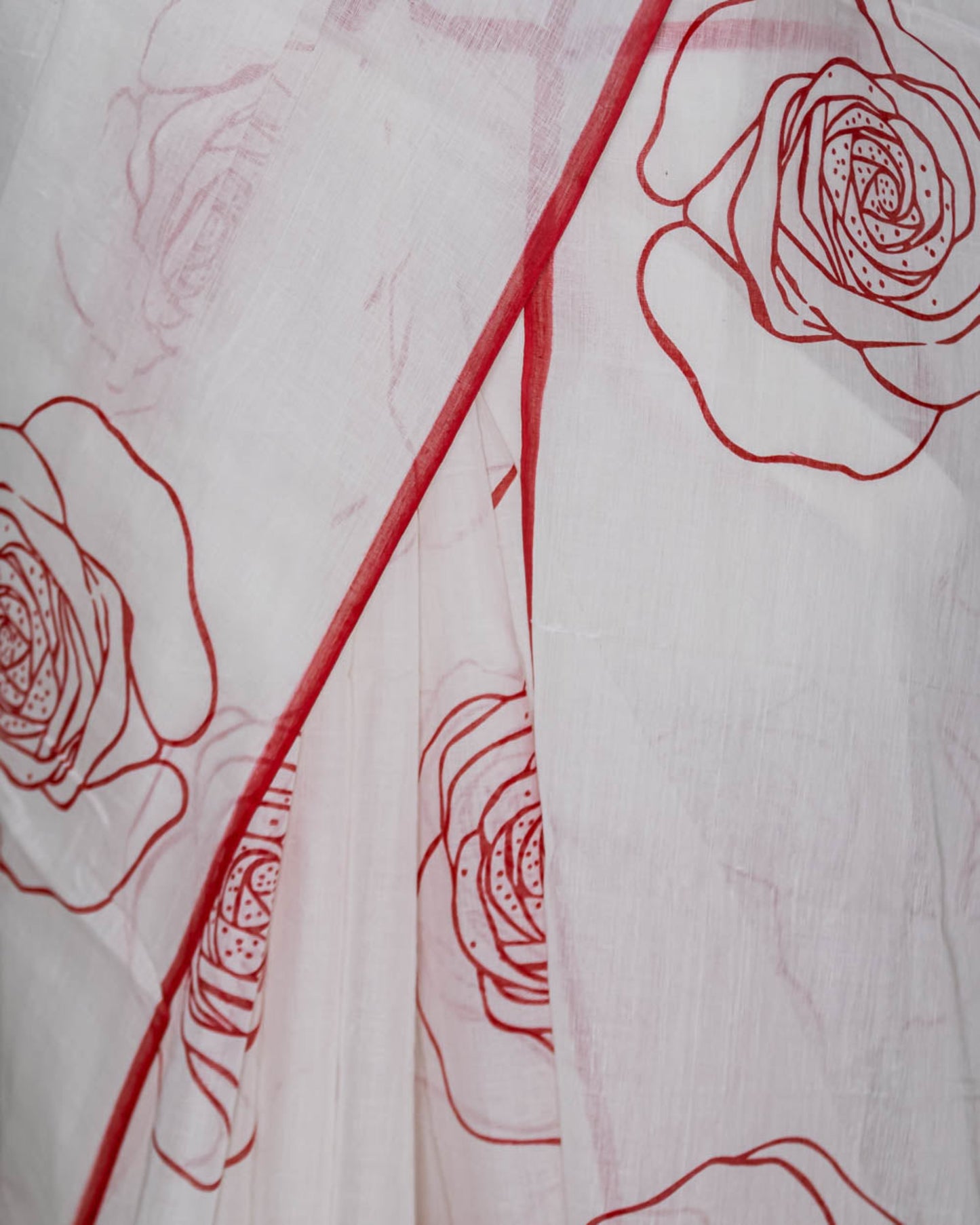 simmpli ethnicc | Off-white Mul Cotton Red Rose Print Saree