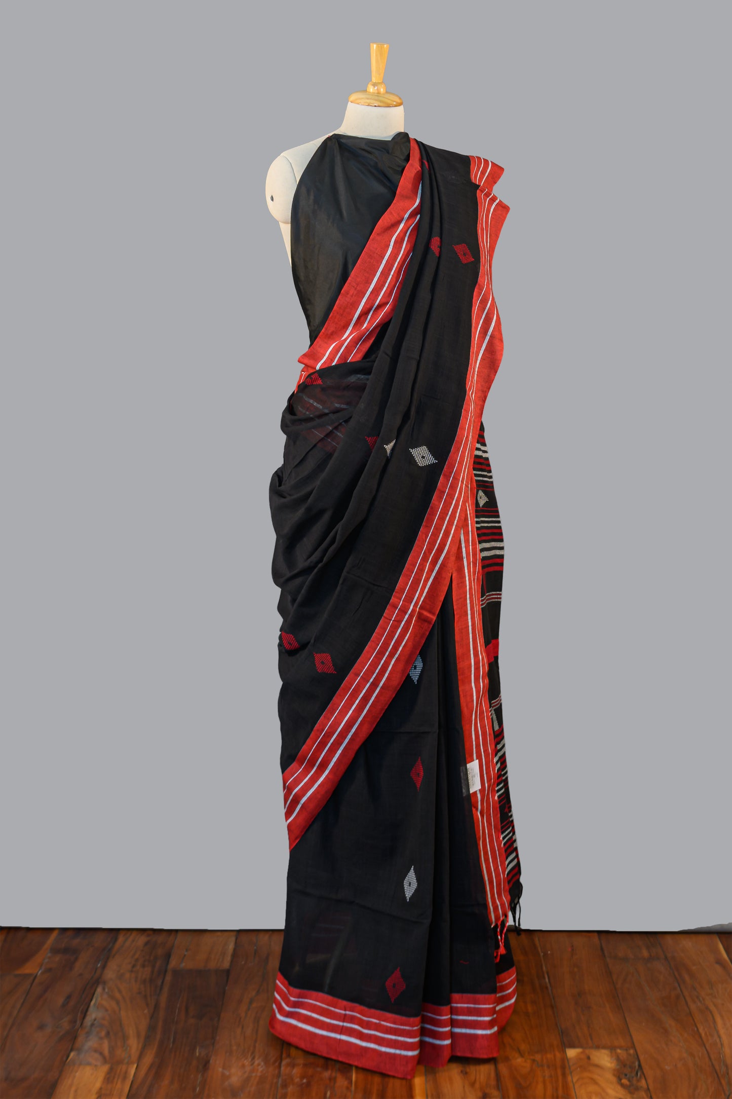 FINE HANDLOOM COTTON SAREE-CHARCOAL BLACK-RED BORDER- PURE COTTON SAREE COLLECTION | simmpli ethnicc