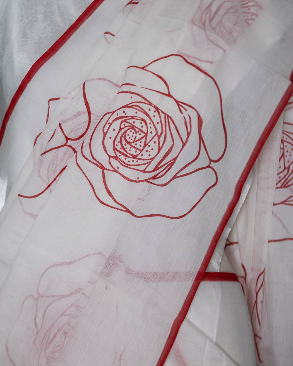 simmpli ethnicc | Off-white Mul Cotton Red Rose Print Saree